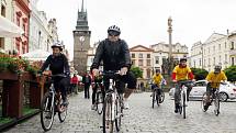 Peloton třiceti cyklistů  v čele s Josefem Zimovčákem na historickém vysokém kole se vydal ve středu na jízdu z Velin do Pardubic. 