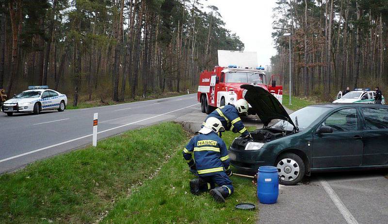 Řidič havarovaného vozidla měl štěstí. Z auta, které narazilo do betonového mostku vystoupil nezraněn.