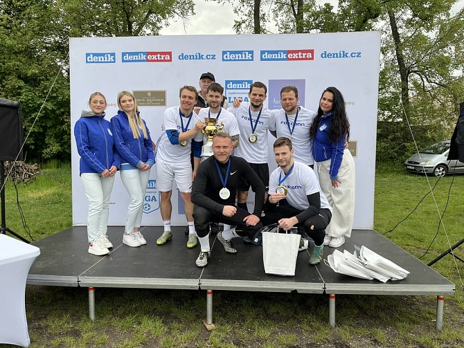 Zaměstnanecká liga Deníku se tentokrát konala v Pardubicích na stadionu Pod Vinicí. Pro vítězství a s tím spojenou obhajobu si došli hráči Foxconnu Česká republika (v bílém).