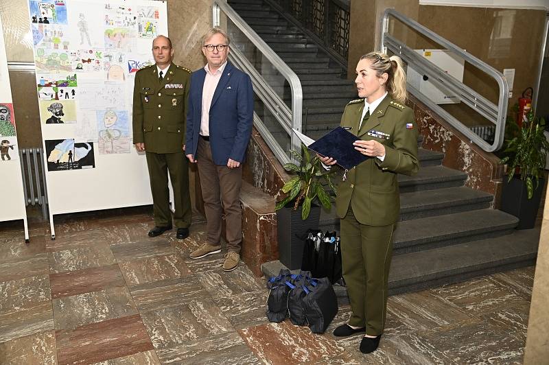 Krajské vojenské velitelství Pardubice vyhlásilo v letošním roce první ročník výtvarné soutěže POKOS.