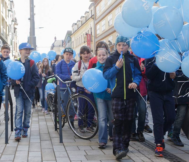 Modrý průvod na podporu autistů v Pardubicích.