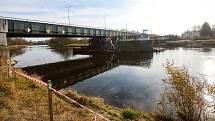 Ffinální posun stávajícího ocelového železničního mostu přes Labe směrem k mostu silničnímu na trati Pardubice - Rosice nad Labem – Stéblová, do jeho provizorní polohy.