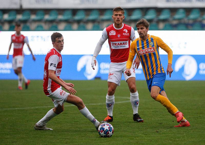 Fotbalové utkání Fortuna ligy mezi FK Pardubice (v červenobílém) a SFC Opava ( ve žlutomodrém) na Městském stadionu Ďolíček v Praze.