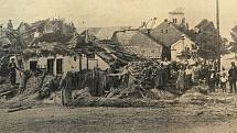 Na fotografii z periodika Východočeský Republikán je zachycena stržená věž kostela a další pobořené domy v Osicích.