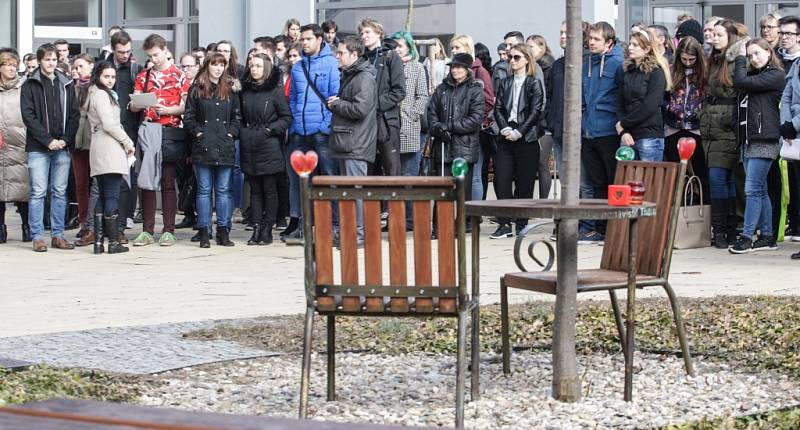 Studenti i divadelníci vyšli ven a stávkovali.