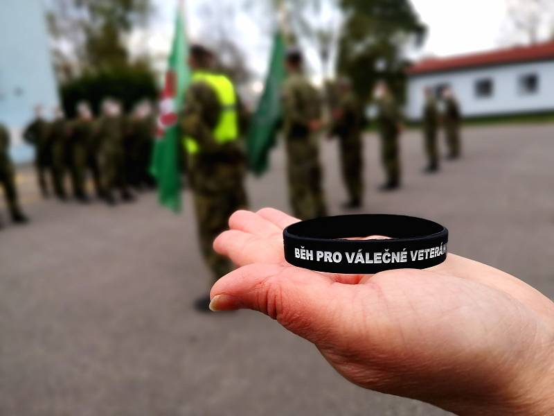 Vojáci vzdali hold válečným veteránům během po stopách odbojáře Alfréda Bartoše.