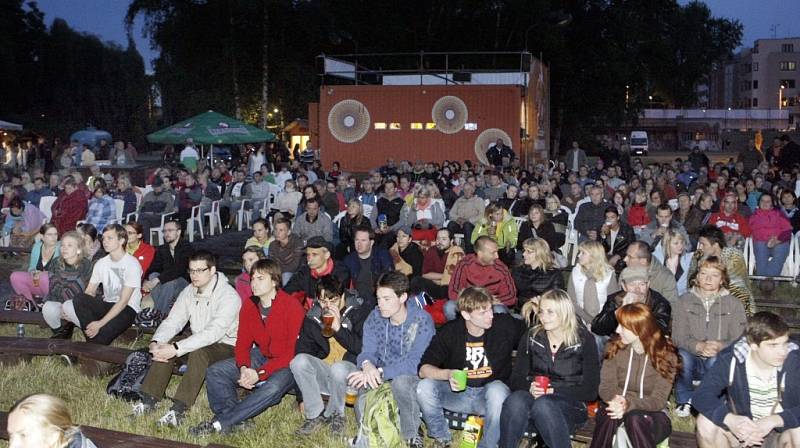 V pardubických Tyršových sadech panovala při úvodních projekcích prázdninového maratonu filmových projekcí pod širým nebem báječná atmosféra. 