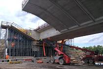 Po úspěšné konstrukci otočené dálničního mostu u železniční stanice Uhersko probíhá nyní demontáž podpěrné otočné dráhy.