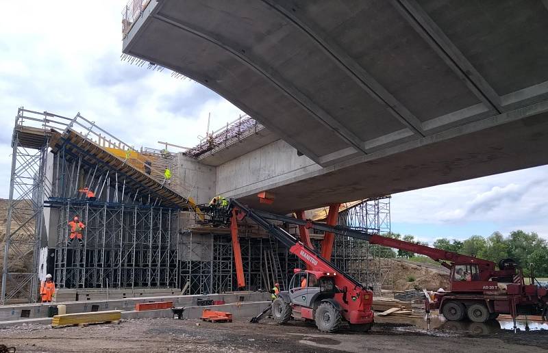 Po úspěšné konstrukci otočené dálničního mostu u železniční stanice Uhersko probíhá nyní demontáž podpěrné otočné dráhy.