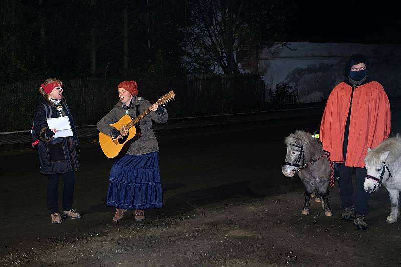 Při akci Průjezd sv. Martina přes obec Vyšehněvice Nina hrála a zpívala na kytaru. Celá akce byl její nápad.