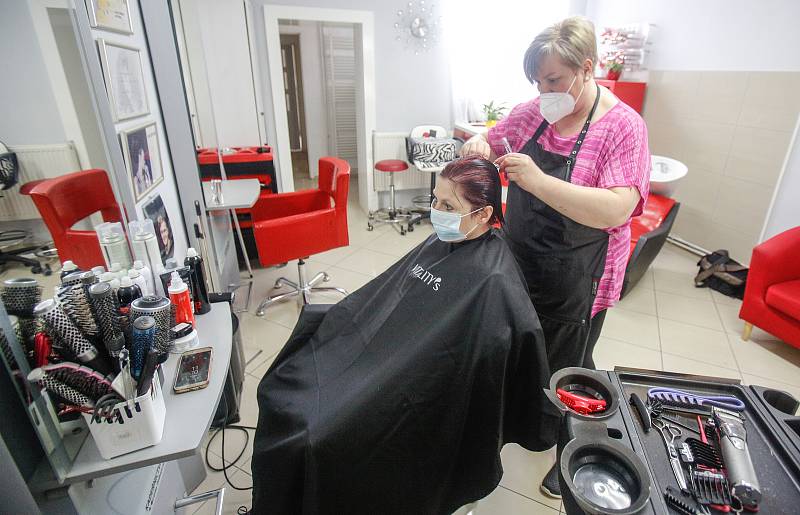 Po vládních protikovidových opatřeních se v pondělí 3. května 2021 znovu otevřely služby jako například kadeřnictví a Barber shopy.