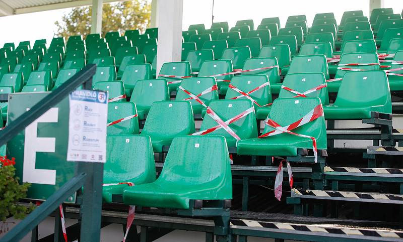 Zahájení 130. Velké pardubické se Slavia pojišťovnou, která se konalo před prázdnými tribunami na pardubickém dostihovém závodišti.