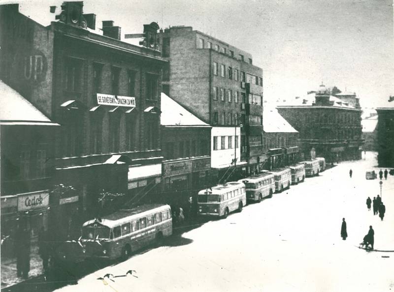 Stavba trolejí a úpravy cest probíhaly přes mnohé problémy rychlým tempem, už v prosinci 1951 začaly zkušební jízdy mezi Semtínem a Bohdančí a v neděli 20. ledna 1952 v 11 hodin mohli pardubičtí občané přihlížet slavnostnímu zahájení městské trolejbusové 