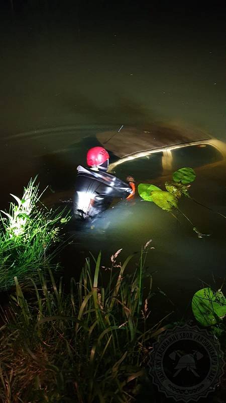 Zapomněli zabrzdit auto a šli na ryby. Vůz museli potom z Labe vylovit hasiči. Foto: HZS PAK