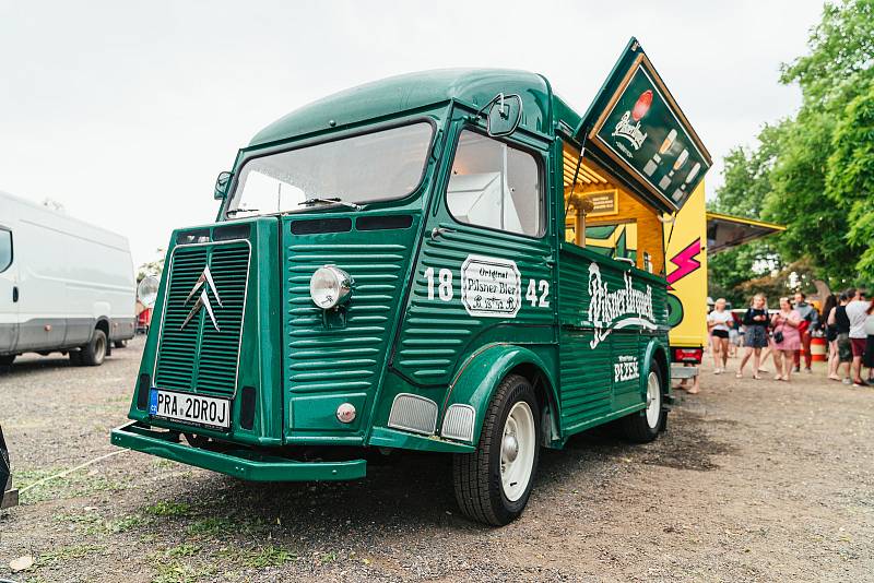 Na pardubický Food Truck Fest se sjely desítky majitelů trucků, kteří si připravili rozmanité nabídky plné tradičního místního jídla i pochutin ze světa.