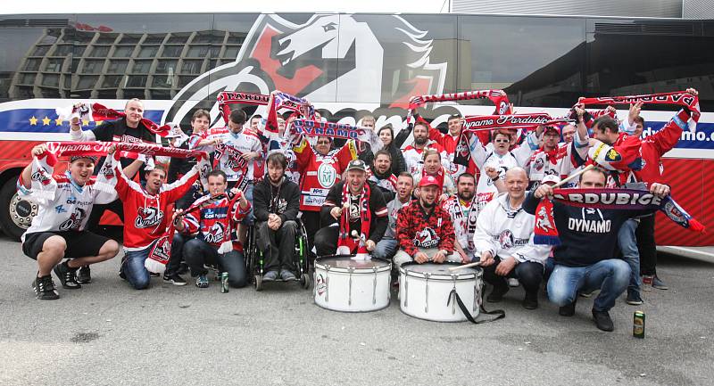 Výjezd Dynamo fans do Českých Budějovic na zápas baráže o udržení Tipsport extraligy v ledním hokeji mezi ČEZ Motor České Budějovice a HC Dynamo Pardubice.