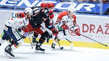 Hokejové utkání Tipsport extraligy v ledním hokeji mezi HC Dynamo Pardubice (v bíločerveném) a HC Oceláři Třinec (v černočerveném) v pardudubické enterie areně.