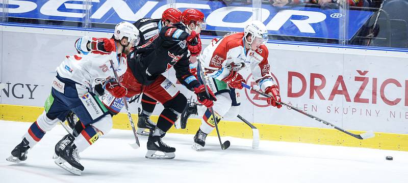 Hokejové utkání Tipsport extraligy v ledním hokeji mezi HC Dynamo Pardubice (v bíločerveném) a HC Oceláři Třinec (v černočerveném) v pardudubické enterie areně.