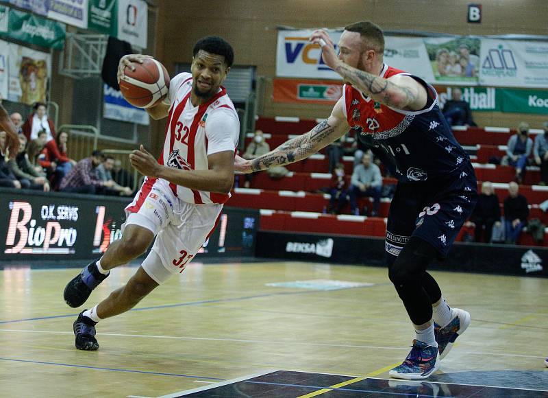 Basketbalové utkání Kooperativy NBL mezi BK JIP Pardubice (v červenobílém) a Basket Brno (v modročerveném) v pardubické hale na Dašické.