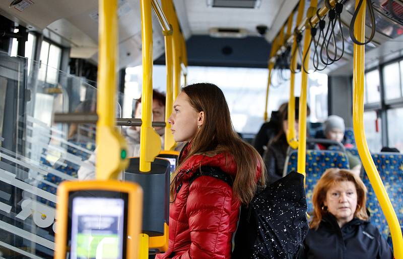 Lidé díky vládním prokovidovým uvolňováním nemusí nosit roušky a respirátory ve veřejných dopravních prostředcích.