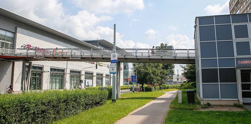 Lávka na Palackého třídě spojující obchodní centrum s protějším chodníkem by mohla v budoucnu zmizet. Architektům se v prostoru nelíbí.