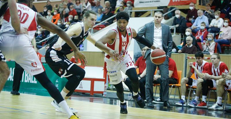 Pardubičtí basketbalisté doma poprvé v historii prohráli s Hradcem Králové.