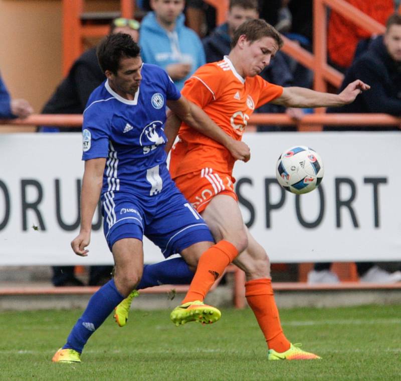 Utkání Mol cupu mezi TJ Sokol Živanice (v oranžovém) a SK Sigma Olomouc (v modrém) na hřišti v Živanicích.