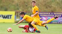 Fotbalová příprava: FK Pardubice (v červenobílém) a Dukla Praha B (ve žlutém) na hřišti Na Dolíčku.