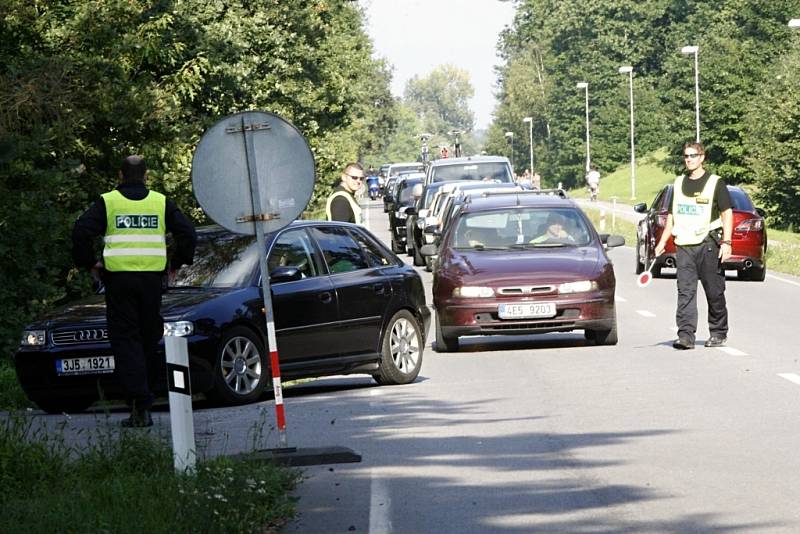 Vytipovaná vozidla vezoucí na zápas fanoušky čekala kontrola pasažérů i interiéru.