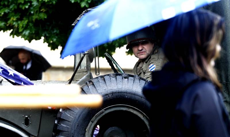 Cestu s Ohněm (bez)naděje absolvovala městem i dobová vojenská vozidla 