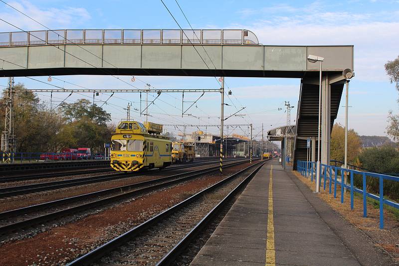 Kvůli novému úseku silnice D35 má vyrůst v blízkosti nádraží v Uhersku unikátní most. Při stavbě dělníci ale zjistili technologický problém. Úsek se nachází na hlavním železničním koridoru mezi Pardubicemi a Českou Třebovou.