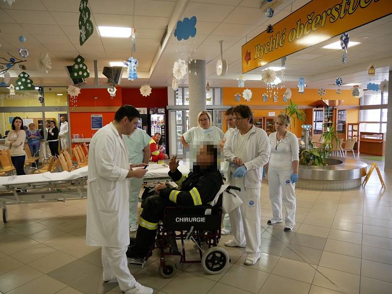 Nemocnice Svitavy přijala po vyhlášení traumaplánu osm pacientů zraněných při výbuchu v areálu Poličských strojíren.