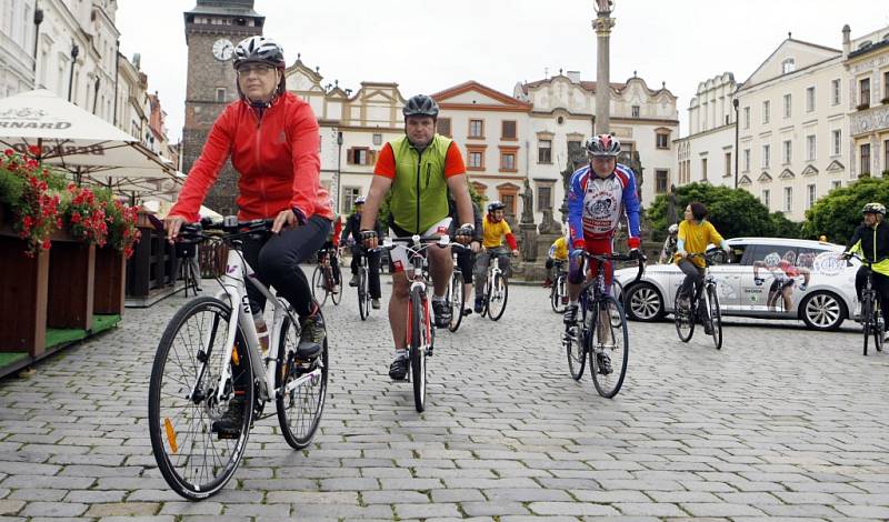 Peloton třiceti cyklistů  v čele s Josefem Zimovčákem na historickém vysokém kole se vydal ve středu na jízdu z Velin do Pardubic. 