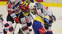 Zlínští hokejisté (v modrém) v rámci 2. kola extraligy v neděli dopoledne vyzvali Pardubice.