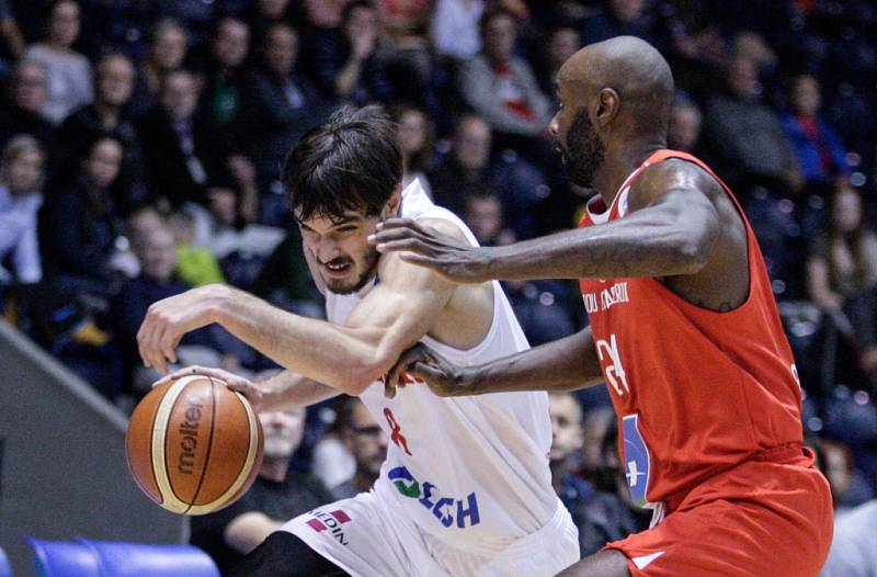 Basketbalové pohárové utkání Pardubice - Charleroi.