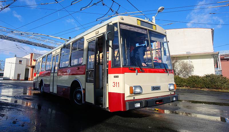 70. výročí zahájení provozu trolejbusů v Pardubicích. Na lince číslo 3 na trase z Hlavního nádraží do Lázní Bohdaneč byl na speciální lince nasazen historický trolejbus Škoda 14Tr.