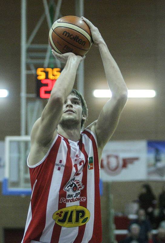 Basketbalové utkání Kooperativy NBL mezi BK JIP Pardubice (v bíločerném) a 	DEKSTONE Tuři Svitavy (v černém) v pardubické hale na Dašické.