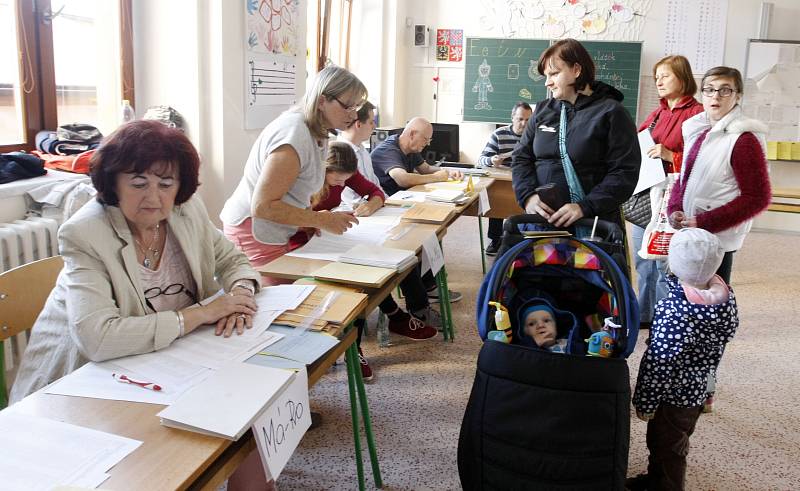 Krajské a senátní volby 2016 v základní škole Bratranců Veverkových v Pardubicích.