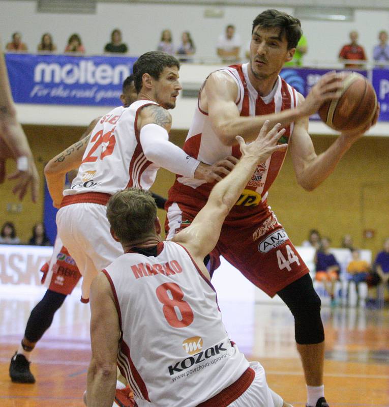 Basketbalové utkání o třetí místo Kooperativa NBL mezi DEKSTONE Tuři Svitav (v bíločerveném) a BK JIP Pardubice (v červenobílém) ve Svitavské hale na Střelnici.