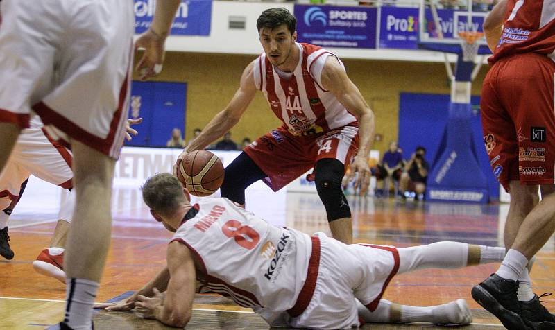 Basketbalové utkání o třetí místo Kooperativa NBL mezi DEKSTONE Tuři Svitav (v bíločerveném) a BK JIP Pardubice (v červenobílém) ve Svitavské hale na Střelnici.