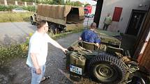 Nakládání Tatry 111 je delikátní záležitost. Uveze ale zároveň Jeep i protiletadlovou "dvacítku" 