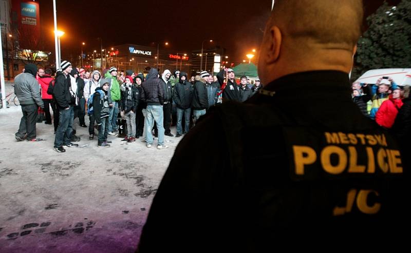 Hradečtí fotbaloví fanoušci se zase v Pardubicích předvedli. Z basketbalového utkání zamířili do ČEZ Areny, kde se snažili provokovat domácí a policie musela zasahovat. 