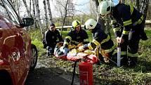 Nerespektování rychlostního omezení a náraz do mostku přes silnici u Chvaletic skončily pro řidiče zraněním.