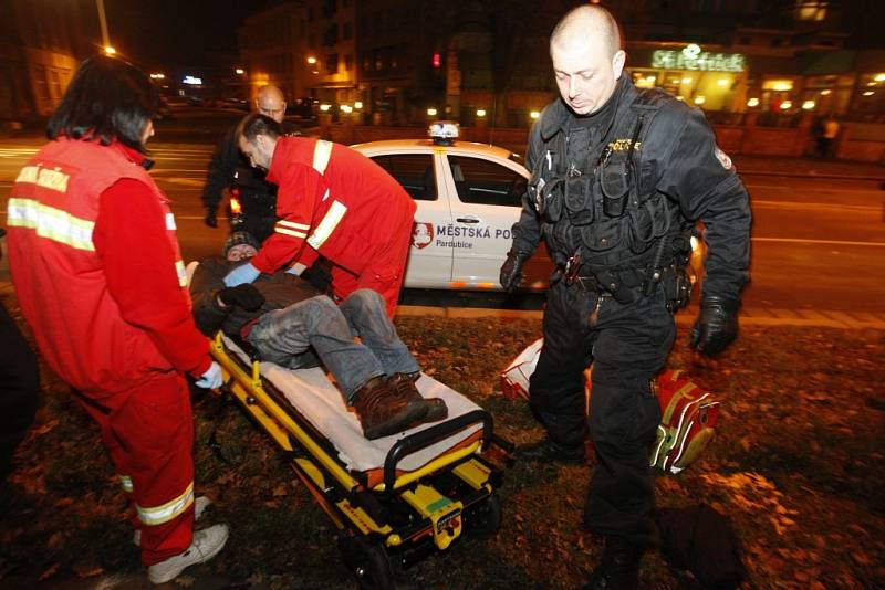 Spolupráce záchranky a policistů je mnohdy nutností. Kvůli bezpečí záchranářů i kvůlil znalostem strážníků. O ležícím bezdomovci by jinak zdravotníci nic nevěděli.