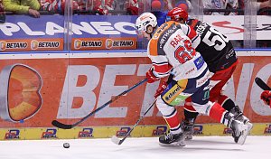 Hokejové utkání prvního čtvrfinále Play off Tipsport extraligy v ledním hokeji mezi HC Dynamo Pardubice (v bíločerveném) a Moutfield HK  v pardubické enterie areně. U kotouče Lukáš Radil.