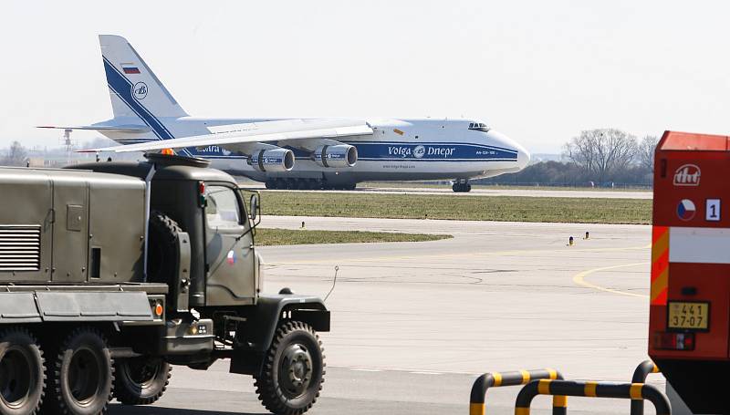 Na pardubickém letišti 1.4. přistál čtvrtý nákladní speciál Antonov An-124-100M Ruslan s dalším nákladem  zdravotnického materiálu a ochranných prostředků.