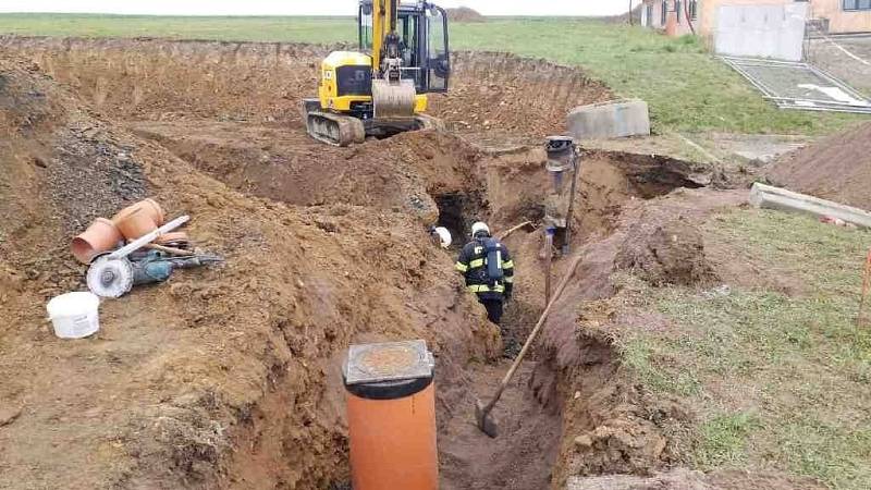 Profesionální hasiči z Přelouče dnes zasahovali ve Chvaleticích na stavbě u překopnuté přípojky plynu.