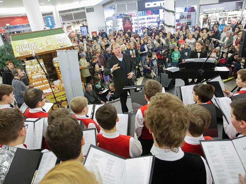 Česko zpívá koledy 2016 s Pardubickým deníkem v Atriu paláci Pardubice.