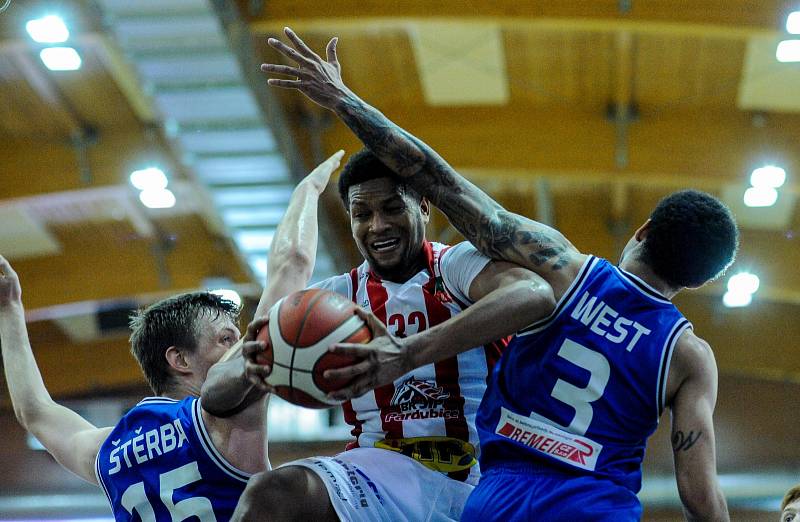 Pardubičtí basketbalisté (v pruhovaném) nestačili doma na USK Praha.