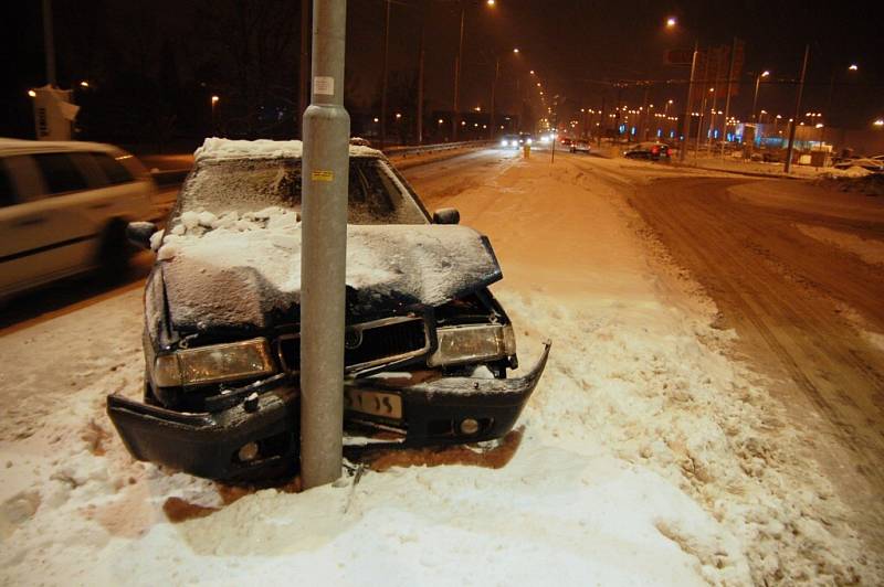 Auto po nehodě skončilo u sloupu (Pardubicko).